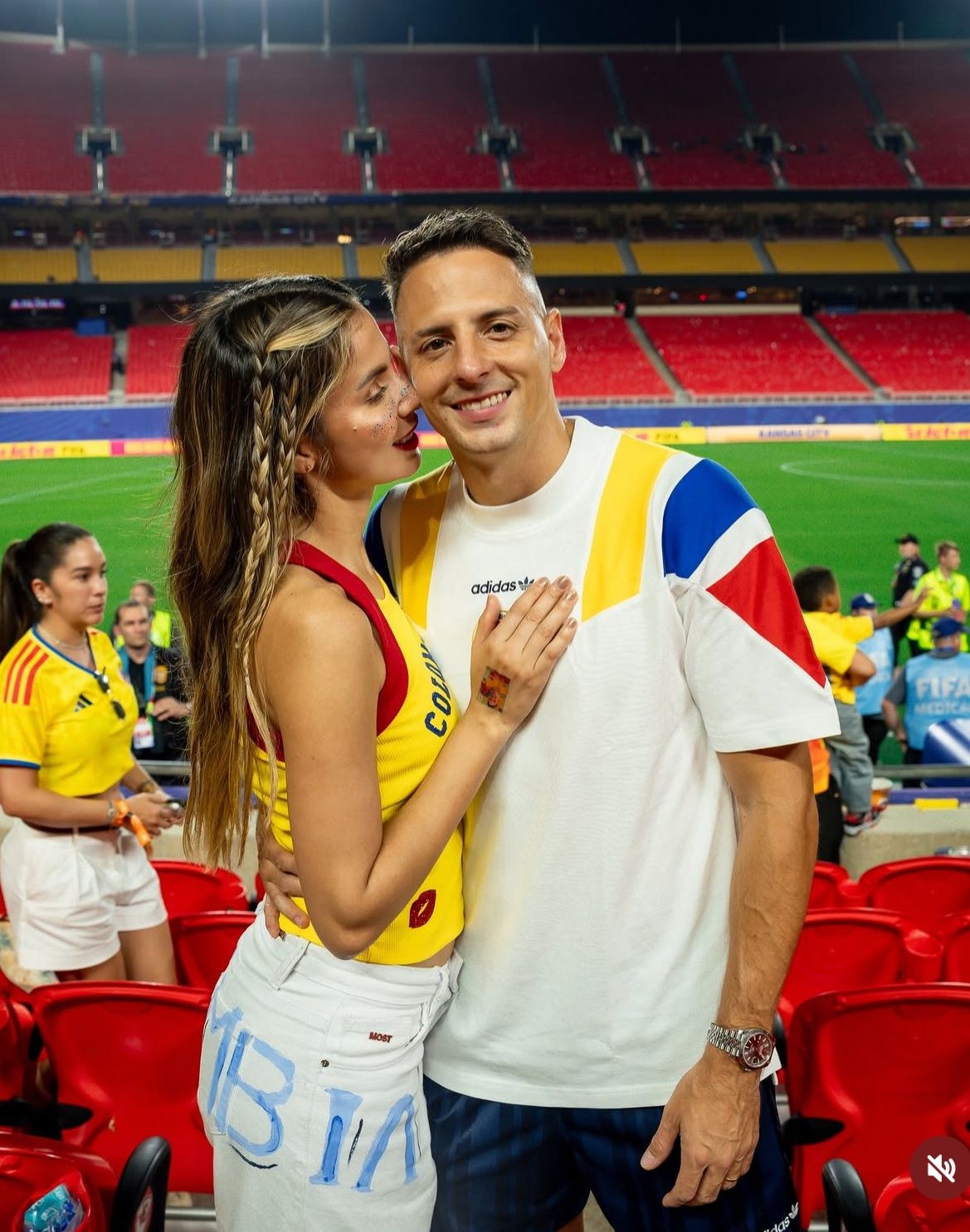 Colombian in Denim luciéndose en el estadio