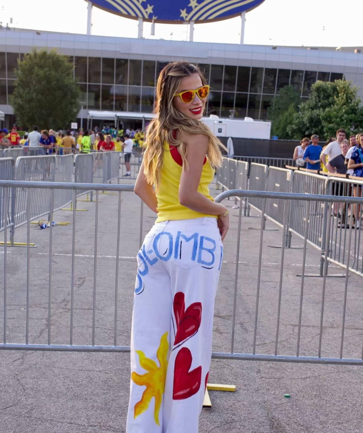Colombian Denim — luciéndose en el estadio, vista completa